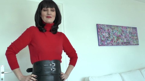 Die brünette MILF Lady Victoria Valente zeigt sich in enger schwarzer Lederbekleidung und einem Rollkragenpullover